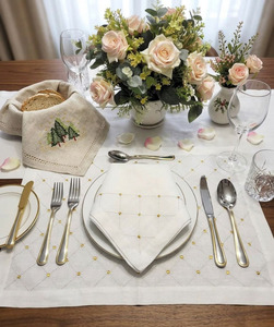 Ensemble de nappes et de serviettes de table de luxe en lin 100% brodé de points dorés géométriques Quang Thanh, personnalisable en gros, lavable en machine, pour mariage et maison - Product Image 1
