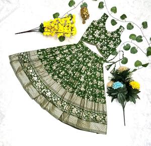 La mejor tela para festivales, Dola tradicional india teñible a mano con blusa Lehenga bordada, proveedor mundial. - Product Image 4