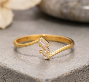 Anillo Minimalista Cristiano de Plata de Ley 925 Chapado en Oro de 14K con Tres Piedras de Circonita Baguette, Personalizable para Mujer/Unisex - Product Image 1
