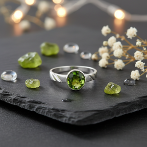 แหวนพลอยเพอริดอท |   แหวนผู้หญิงสไตล์โบฮีเมียนทำมือจากทองเหลืองชุบเงินสร้างในห้องปฏิบัติการ |   ดีไซน์เรียบง่ายสำหรับใส่ทุกวัน - Product Image 1