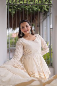Vestido indio/pakistaní tipo lehenga con peplum, adornado con algodón Cora y un atractivo trabajo de gota-patti y encaje. - Product Image 6