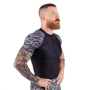 Rashguard unisexe léger, design OEM, pour entraînement en salle de sport, impression de logo entièrement personnalisée, respirant, en spandex/polyester, manches courtes - Product Image 3