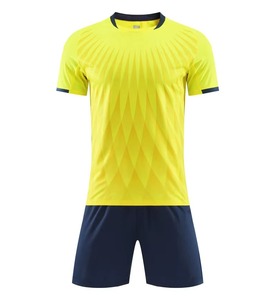 Ensemble de maillot de football géométrique jaune pour homme avec short bleu marine, polyester respirant, toutes saisons, coupe classique - Product Image 2