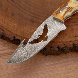 Cuchillo de caza artesanal de acero de Damasco con hoja de punta caída, mango de asta y virola dorada, a la venta a un precio razonable. - Product Image 3