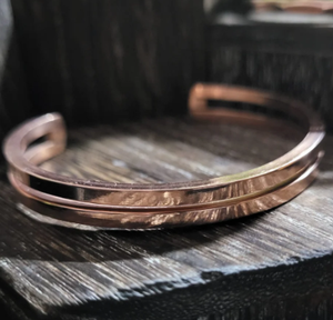 Brazalete Abierto de Cobre Forjado a Mano con Acabado de Doble Riel, Joyería Metálica de Moda con Diseño Exquisito - Product Image 1