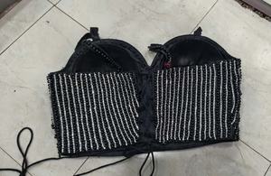 Blusa de sari nupcial de lujo en negro y dorado - Product Image 3