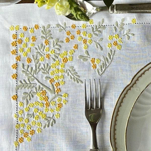 Ensemble de sets de table et serviettes de luxe personnalisés en lin 100% brodé, lavables, style vintage traditionnel motif fleur de mimosa, avec ourlet festonné, pour la maison - Product Image 2