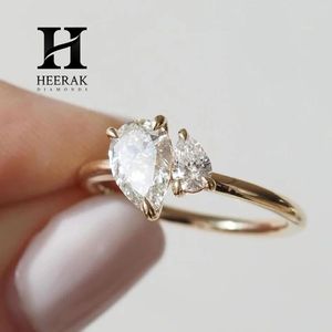 Bague de fiançailles de luxe Toi et Moi avec diamant taille poire, or jaune 18 carats, deux pierres en moissanite et diamant de laboratoire pour femme - Product Image 3