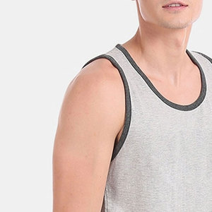 Camiseta sin mangas deportiva de color sólido al por mayor para hombre, diseño de logotipo personalizado, camiseta sin mangas transpirable para hombre para venta en línea - Product Image 5