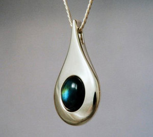 Collar con Colgante de Turquesa Hecho a Mano, Piedra Natural Irregular, Cadena de Bambú Chapada en Oro, Joyería Budista - Product Image 1