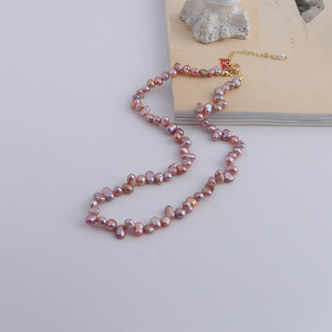 Collier en perles d'eau douce de riz violet avancé avec un design personnalisé, chaîne de clavicule irrégulière en forme de pétale - Product Image 4