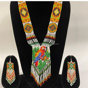 Collier de broderie de perles de verre de qualité supérieure Bijoux artisanaux de luxe pour des occasions glamour et festives - Product Image 4