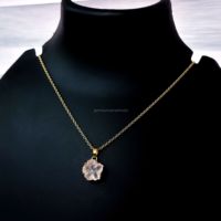 Pendentif en forme de fleur de quartz rose naturel, collier en pierre précieuse sculptée pour femmes, cadeau d'anniversaire, bijoux à la mode, vente en gros