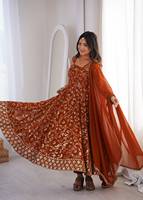 Robe de soirée de créateur en faux georgette, richement brodée et ornée de sequins, avec jupe et dupatta, ensemble prêt-à-porter.