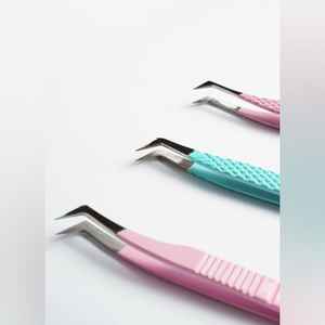 Pince à épiler professionnelle pour extensions de cils, à pointe en fibre de haute précision, en acier inoxydable, à 90 degrés, avec logo personnalisé, pour artiste en cils - Product Image 1