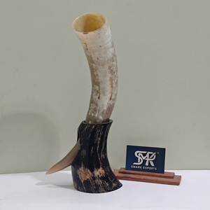 Cuerno rústico de búfalo para beber, hecho a mano, para cerveza artesanal, vino o hidromiel, con soporte decorativo de cuerno, ideal para regalo. - Product Image 5