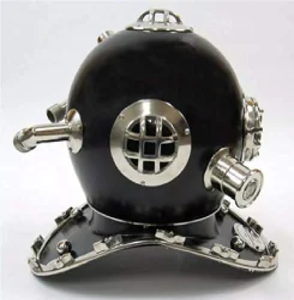 Casco metálico con acabado oscuro, ventanas circulares plateadas, conductos de aire laterales y placa para el cuello, disponible a precios de mayorista. - Product Image 1