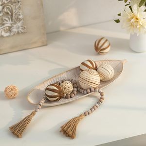 Plateau décoratif de luxe en forme de feuille avec bougie et boules de rotin, pot-pourri naturel, bol centre de table pour table basse, table à manger, salon - Product Image 2