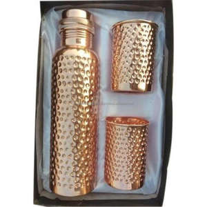 Botella de cobre de alta calidad con 2 vasos Caja de regalo estándar Embalado al por mayor Venta caliente Abeja en relieve Diseño Yoga Botella de agua - Product Image 1