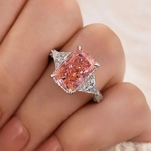 Anillo de Compromiso Clásico de Tres Piedras con Corte Radiante de Diamante Rosa Moissanite Chapado en Oro sobre Plata 925, Halo Oculto de Diamantes Blancos para Mujer - Product Image 1