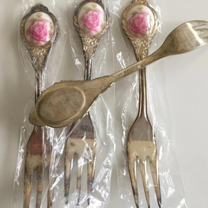 ชุดช้อนส้อมโลหะลายกุหลาบวินเทจเคลือบผิวสำหรับใช้ตกแต่งงานแต่งงาน - Product Image 1