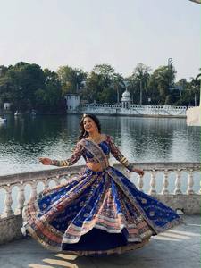 Lehenga Choli en coton mousseline épais de qualité supérieure, imprimé numériquement, avec broderie miroir authentique, et dupatta en dentelle à franges sur les quatre côtés, style ethnique - Product Image 2