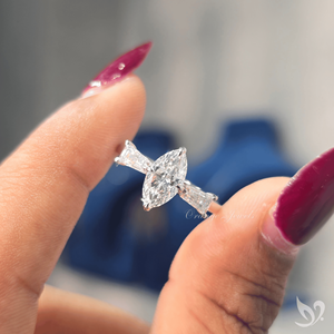 Bague de fiançailles classique en or blanc 10K avec diamant de laboratoire taille marquise 1 carat, trois pierres et pierres latérales taille baguette, certifiée IGI - Product Image 4