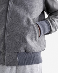 Veste universitaire tendance OEM pour hommes, vêtements d'hiver vintage, blouson de baseball en cuir avec logo brodé personnalisé - Product Image 2