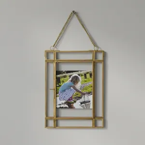 Cadre photo rectangulaire en métal/verre au design artisanal avec chaîne de suspension, finition laiton, design vertical, art mural décoratif, modèle PF1010 - Product Image 1