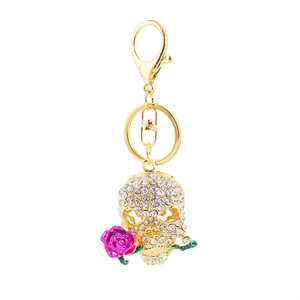 Portachiavi Teschio che Morde la Rosa con Strass, in Lega Dorata con Anello Apribile, per Decorazione Borsa a Tema Giorno dei Morti - Product Image 5