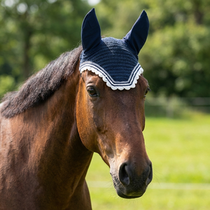 Voile anti-mouches pour cheval noir en crochet, rembourré, confortable, de haute qualité, avec cache-oreilles bleu marine et bordure blanche, fait main, bonnet équestre pour l'équitation - Product Image 2