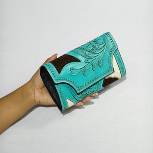 Cartera Larga de Mujer Hecha a Mano con Cierre Plegable, Cuero Genuino Turquesa Repujado, Estilo Bohemio - Product Image 2