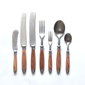 Juego de cubiertos de mesa hechos a mano de acero inoxidable con elegantes mangos de madera ranurados para uso doméstico y en restaurantes. - Product Image 4