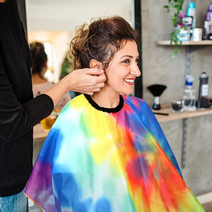ผ้าคลุมตัดผมแบบ Tie Dye ทำจากโพลีเอสเตอร์ กันน้ำ ปรับขนาดได้ที่คอ เหมาะสำหรับร้านตัดผมและจัดแต่งทรงผม - Product Image 6