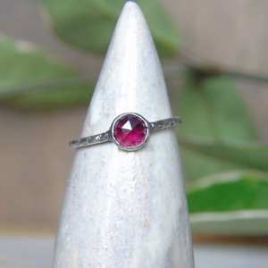 แหวนทองคำแท้ 14K ประดับโรโดไลต์การ์เนตทรงโรสคัท งานแฮนด์เมด ดีไซน์หรูหรา ประดับอัญมณีธรรมชาติ ของขวัญสำหรับผู้หญิง - Product Image 6