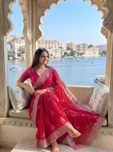 Sari en soie rouge avec bordure brodée, tenue de mariage indienne traditionnelle, sari long pour femmes, coupe classique, toutes saisons - Product Image 2