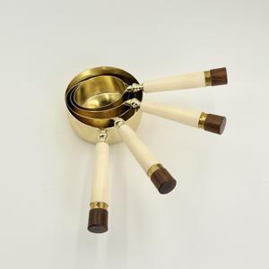 Nouvel arrivage : Ensemble de 4 tasses à mesurer en acier inoxydable avec poignée en résine blanche et finition dorée, idéal pour la maison, l'hôtel, le restaurant et les cadeaux - Product Image 2