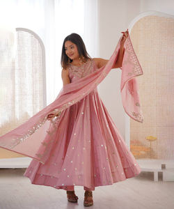 ชุดเดรส Anarkali สไตล์อินเดียแบบดั้งเดิม ผ้าจอร์เจตต์ปักลาย พร้อมผ้าคลุมไหล่แบบดีไซน์เนอร์สั่งทำพิเศษ ชุดออกงานสำหรับผู้หญิง ทรงเข้ารูป เรียบง่าย เป็นธรรมชาติ - Product Image 1