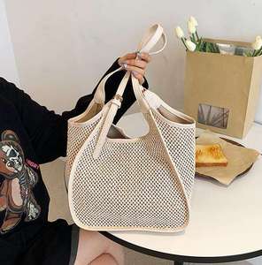 Aprovecha el día con absoluta confianza con este llamativo bolso de hilo natural, diseñado con una forma vertical y un asa elegante. - Product Image 2