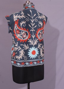 Veste Suzani TNT brodée à la main – Manteau artisanal à motifs Paisley pour les fêtes, les mariages et les occasions festives. - Product Image 5