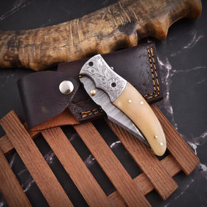 Couteau de poche pliant en acier Damas à pointe tombante avec manche en os et étui en cuir OEM ODM Vente en gros Extérieur EDC 58HRC USA Europe - Product Image 5
