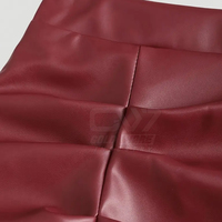 Jupe mini en cuir bordeaux taille haute pour femme, avec fente latérale et design froncé, mode féminine, OEM ODM personnalisé