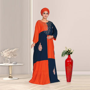 Kaftan bicolore en rayonne avec broderies complexes, détails élégants en panneaux et silhouette fluide longue jusqu'au sol - Product Image 4