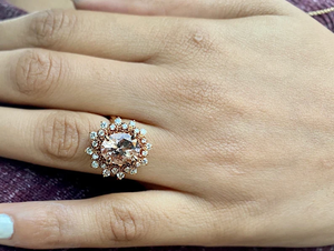 Anillo de cóctel chapado en oro rosa con centro de cuarzo rosa natural y halo de diamantes pavé para joyería de compromiso femenina estilo glamuroso - Product Image 3