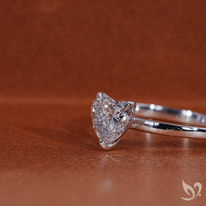 Bague solitaire en diamant de laboratoire taille cœur de 1,00 carat en or massif 18 carats |   Bijoux de fiançailles pour femmes certifiés IGI - Product Image 2