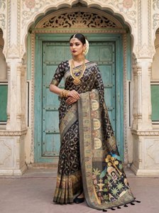 Sari en soie Dola traditionnel Signature Reglance avec motif Heritage Bloom, texture toile royale, finition luxueuse pour les occasions festives - Product Image 1