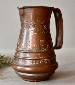 Pichet vintage en cuivre avec gravure florale et poignée courbée pour boissons, hauteur personnalisable, design métallique durable, pichet à poignée courbée - Product Image 5