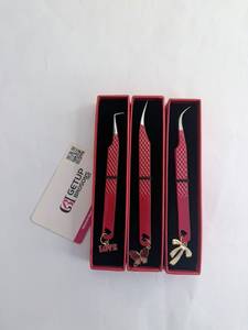 Pince à cils courbée à 90 degrés rouge en acier inoxydable avec pointe en fibre lisse, antidérapante, pour une préhension parfaite, outil pour extensions de cils, modèle papillon - Product Image 1