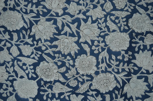 Tela 100% algodón índigo con estampado floral de enredaderas, impresa a mano con técnica de bloque. |   Tela Botánica Azul Mughal de Jaipur al por Mayor - Product Image 5