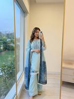 Ensemble Salwar Farshi en satin de rayonne avec Kurta brodée, drapé en chiffon à imprimé numérique et bordure en dentelle sur quatre côtés, Festif ZW 233